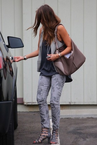  Jessica Alba Gets Mexican खाना to go to work in her office in Santa Monica [August 21, 2012]