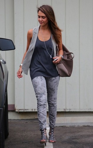  Jessica Alba Gets Mexican खाना to go to work in her office in Santa Monica [August 21, 2012]