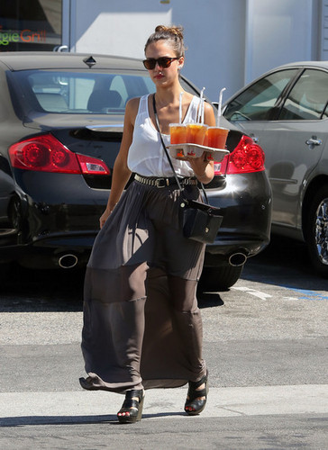  Jessica Alba Grabs A Few Ice Cold Drinks [August 13, 2012]