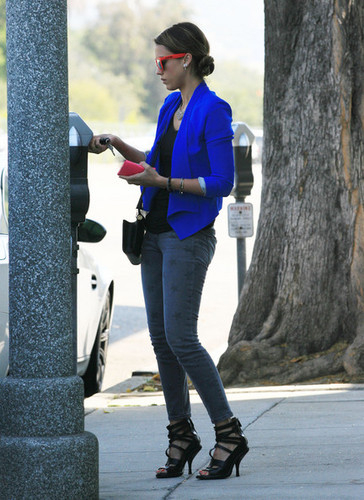  Jessica Alba Lunches At The Veggie Grill [August 16, 2012]
