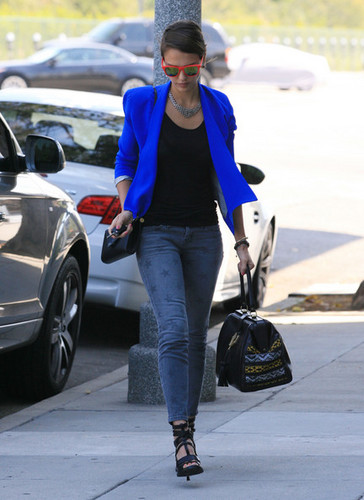  Jessica Alba Lunches At The Veggie Grill [August 16, 2012]