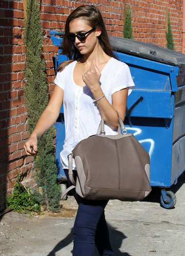  Jessica Alba Stopping 由 A Hair Salon In West Hollywood [August 25, 2012]
