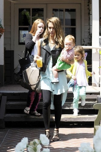  Jessica Alba Takes Her Girls to desayuno tardío, brunch [August 24, 2012]