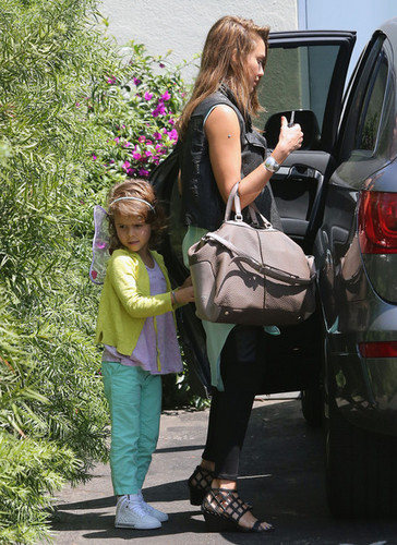  Jessica Alba Takes Her Girls to ब्रंच [August 24, 2012]
