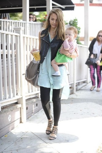  Jessica Alba Takes Her Girls to ब्रंच [August 24, 2012]