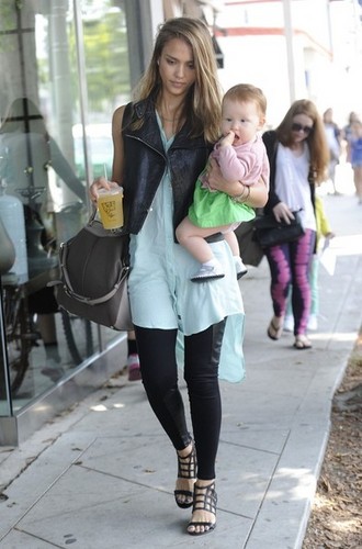  Jessica Alba Takes Her Girls to brunch, brunch du [August 24, 2012]