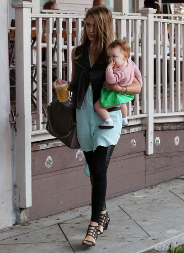  Jessica Alba Takes Her Girls to поздний завтрак, бранч [August 24, 2012]