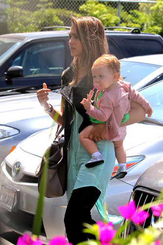  Jessica Alba Takes Her Girls to ناشتا, برونکہ [August 24, 2012]