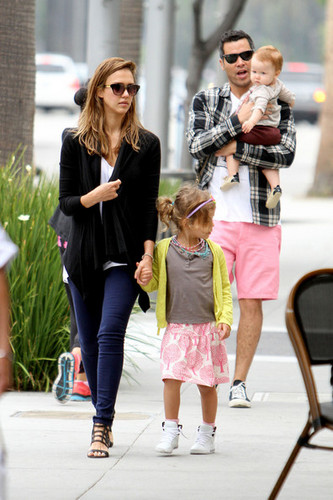  Jessica Alba and Cash Warren Take the Girls to Breakfast [August 25, 2012]