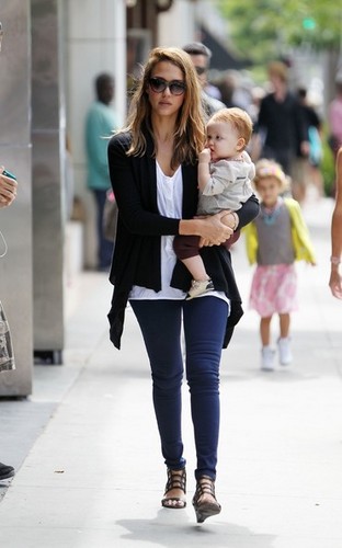  Jessica Alba and Family Go Out to Eat [August 25, 2012]
