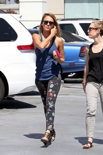  Jessica Alba at the Coffee haricot, fève [August 26, 2012]