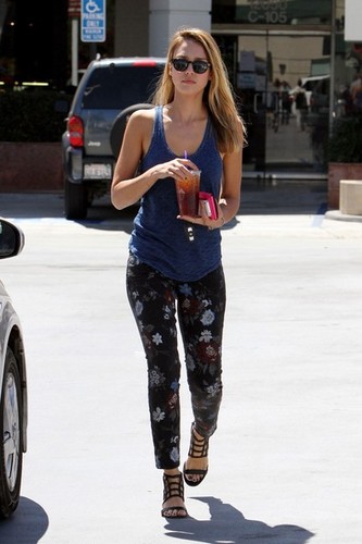  Jessica Alba at the Coffee feijão [August 26, 2012]