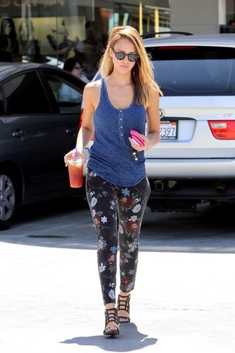  Jessica Alba at the Coffee haricot, fève [August 26, 2012]