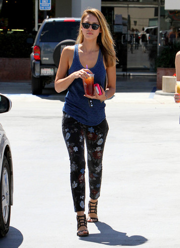  Jessica Alba at the Coffee boon [August 26, 2012]