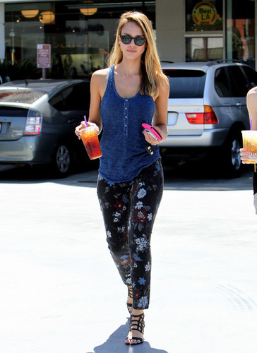  Jessica Alba at the Coffee kacang [August 26, 2012]