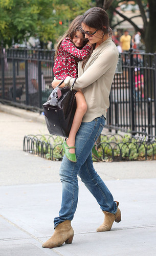  Katie And Suri Enjoy A দিন At The Park [August 25, 2012]