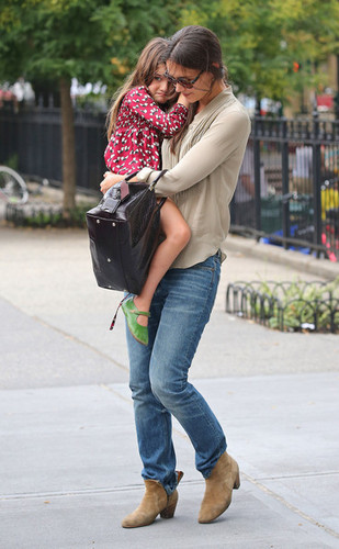  Katie And Suri Enjoy A dia At The Park [August 25, 2012]