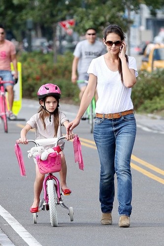  Katie Holmes Helps Suri Ride a Bike [August 18, 2012]