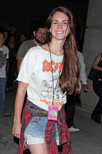  Lana Del Rey Goes to the Red Hot Chili Peppers concierto in LA [August 11, 2012]