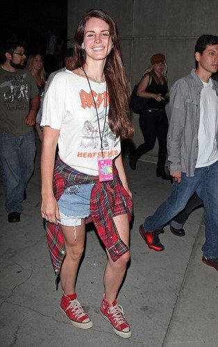  Lana Del Rey Goes to the Red Hot Chili Peppers concierto in LA [August 11, 2012]