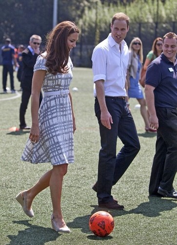  Prince William and kate in Hobbs Dress