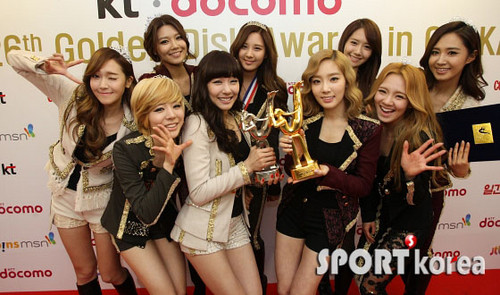  SNSD<3 winning an award for "best female girl group of the year" and "most talented of the year"