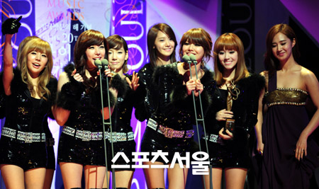  SNSD wins yet another award<3