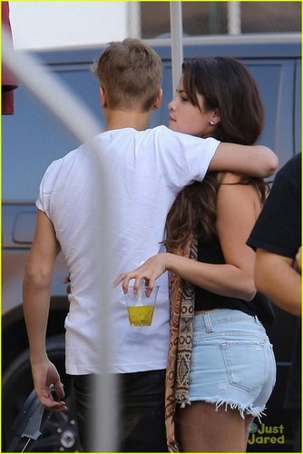  Selena visits Justin New pics