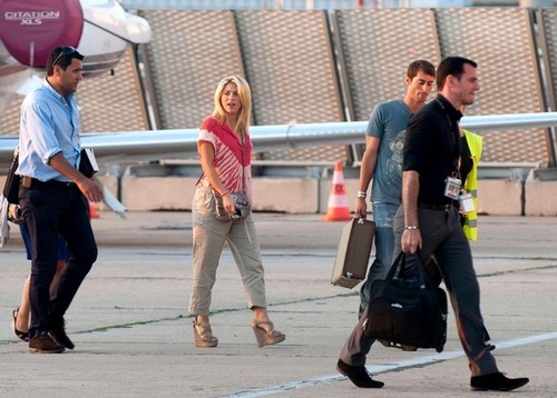  Shakira Lands at Le Bourget Airport [August 12, 2012]