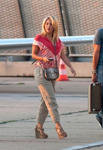  シャキーラ Lands at Le Bourget Airport [August 12, 2012]