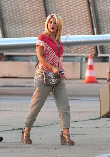  Shakira Lands at Le Bourget Airport [August 12, 2012]