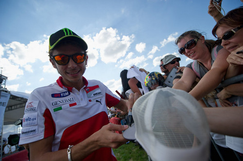  Valentino with fans