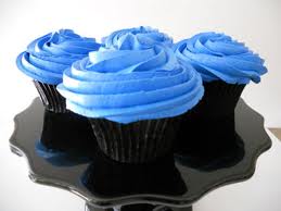  choolate koekje, cupcake with blue iceing
