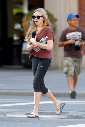  Amanda Seyfried Gets Ice Cream [August 29, 2012]
