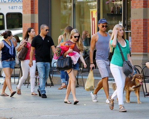  Amanda Seyfried Runs Errands in NYC [August 29, 2012]