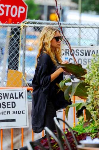  Ashley Olsen - Out and about in New York City - August 27, 2012