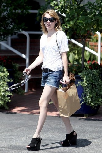  Emma Roberts out and about in Los Angeles, 30 August 2012