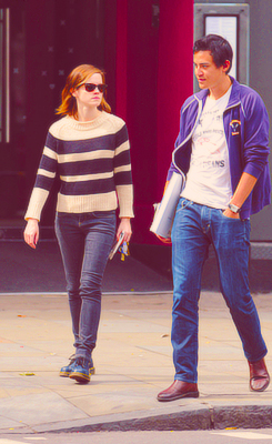  Emma leaving a पुस्तकालय in लंडन with boyfriend Will