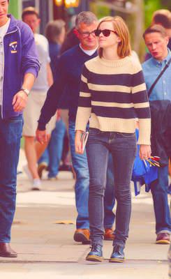  Emma leaving a bibliothèque in Londres with boyfriend Will