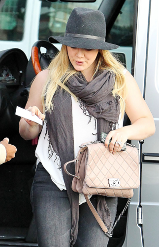  Hilary - Heads to a sushi restaurant for lunch in LA - August 30, 2012