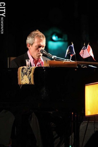  Hugh Laurie in संगीत कार्यक्रम the Riviera Theatre, North Tonawanda, NY 28.08.2012