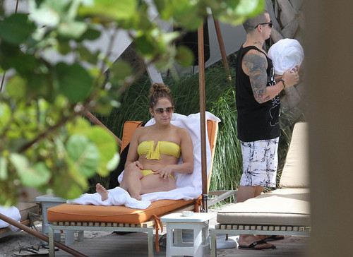 Jennifer Lopez Relaxes At The Pool With Her Kids And Casper [August 30, 2012]