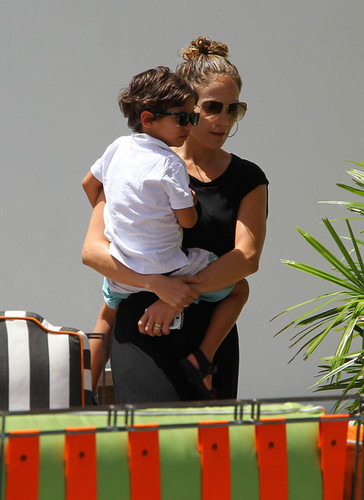  Jennifer Lopez and Family in Miami [August 30, 2012]