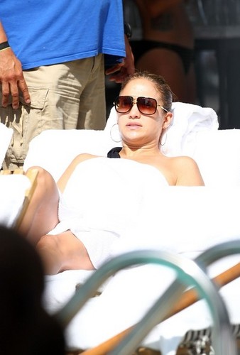  Jennifer Lopez at the Pool [September 1, 2012]