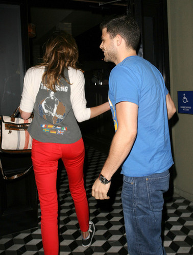  Jerry Ferrara Takes Katie Cassidy To hapunan (August 30)