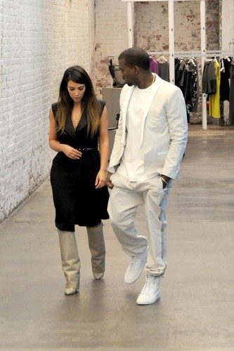  Kim Kardashian out in NYC with Kanye West (September 2)