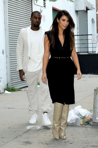  Kim Kardashian out in NYC with Kanye West (September 2)