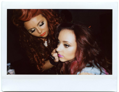  Little Mix's foto for their autobiography "Ready to Fly".