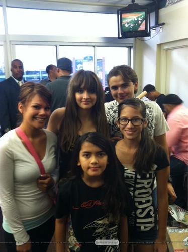  Paris Jackson, Blanket Jackson and Prince Jackson with fan in Gary, Indiana ♥♥