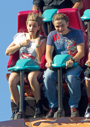  Paris Jackson and her brother Prince Jackson at Six Flags in illinois ♥♥